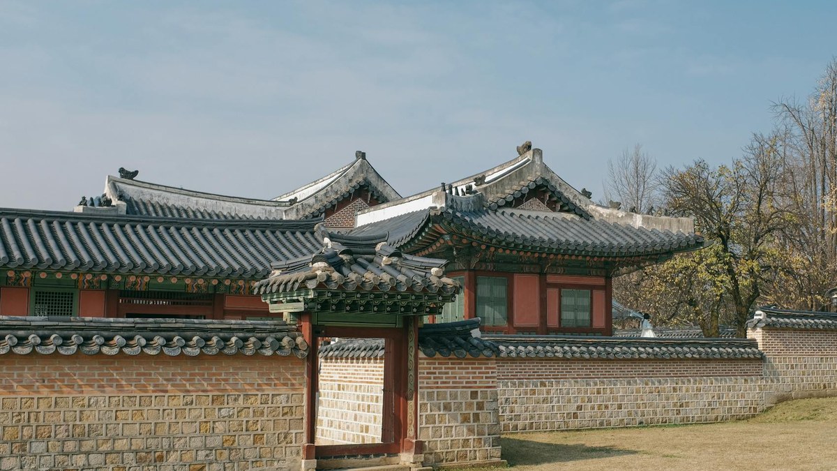 Diagram comparing key features of 1st generation and 4th generation Korean private health insurance policies