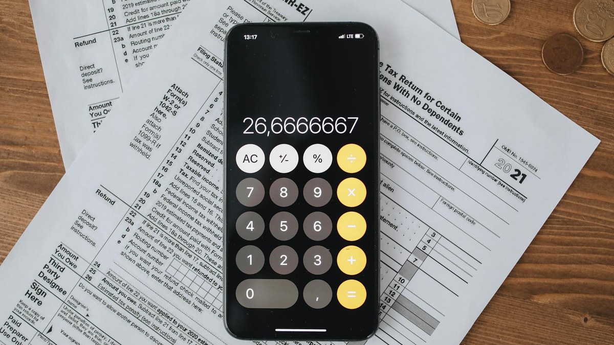 comparison chart showing tax calculation differences for VAT payers