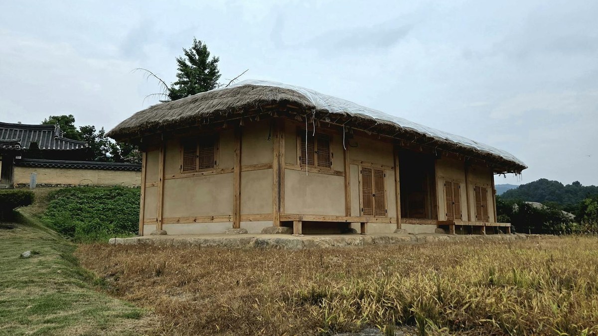 Andong Hahoe Folk Village panorama, traditional Korean houses, river
