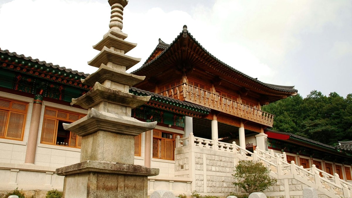 People enjoying traditional Korean temple food