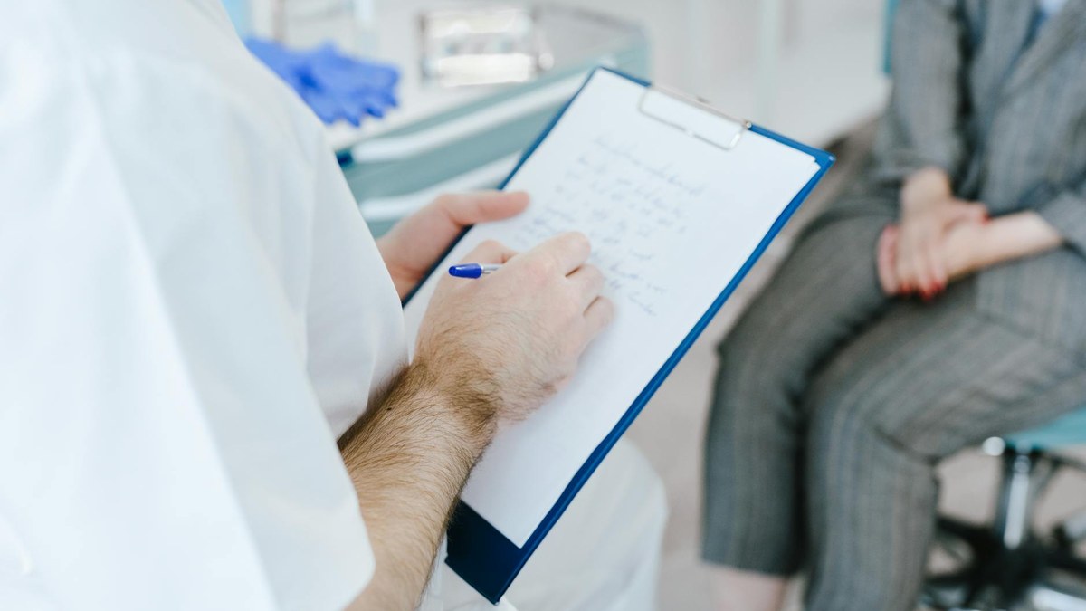 doctor consulting with a patient about diet plan