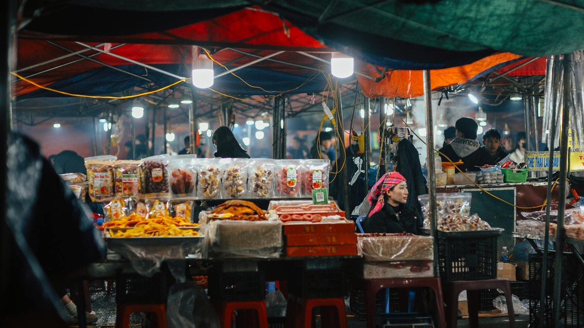 Seogwipo Olle Market street food stalls with various local delicacies