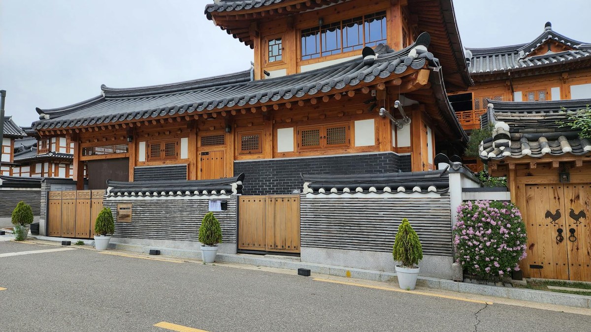 traditional korean hanok guesthouse with a beautiful garden